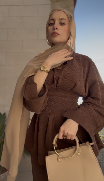 طقم ماسترد باللون البني 