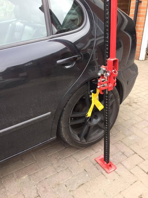 حامل ومثبت جك طين على عجل السيارة 