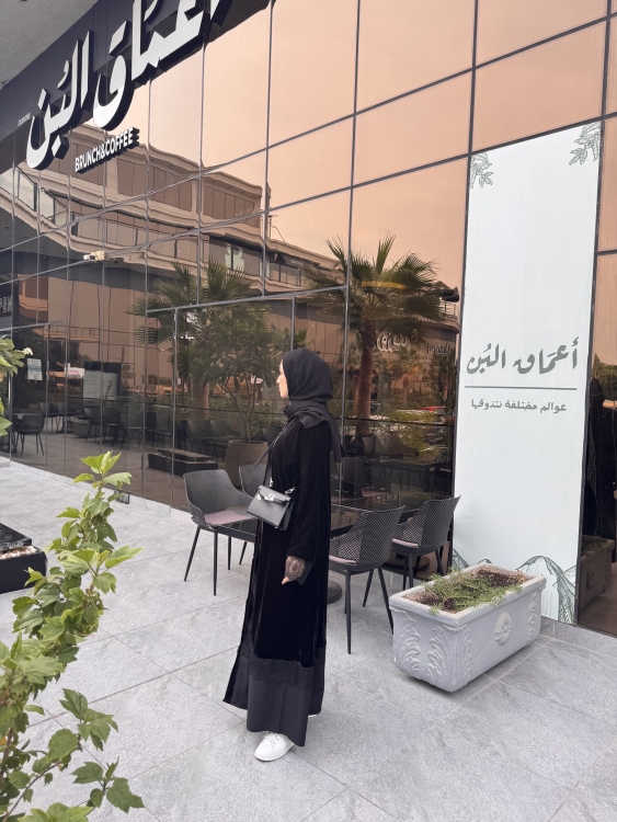 عباية دانتيل سوداء 