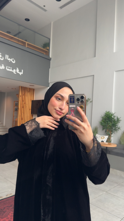 عباية دانتيل سوداء 