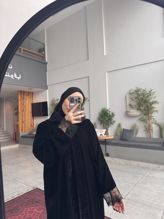 عباية دانتيل سوداء 