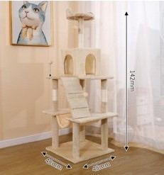 شجرة قطط متعددة المستويات مصنوعة من الألواح الخشبية ومغطاة بفرو ناعم، ومجهزة بأعمدة خدش