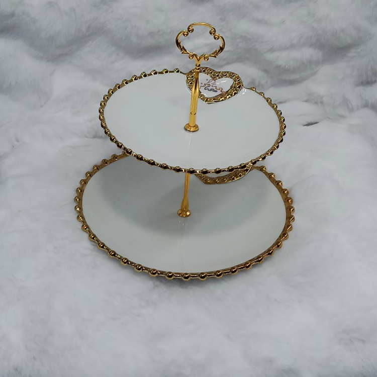 مضيفة قطعتين 