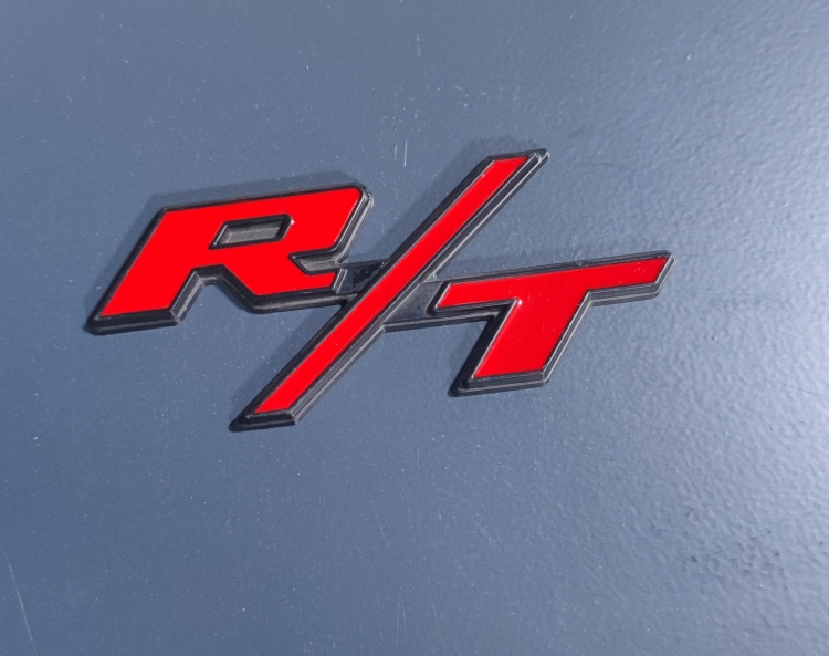 شعار R/T احمر 