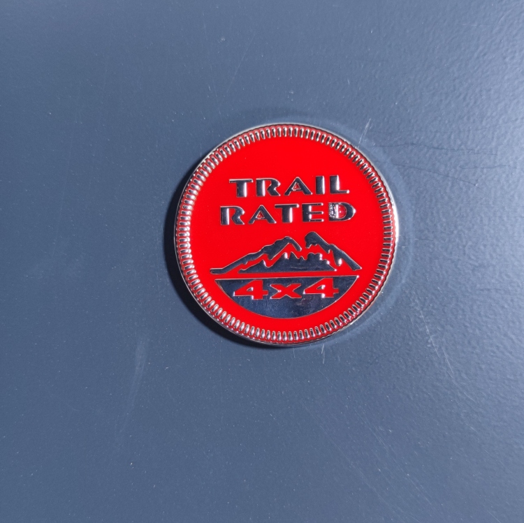 شعار TRAIL RATED احمر