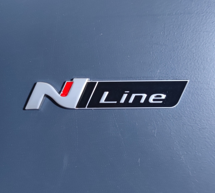 شعار N Line معدني