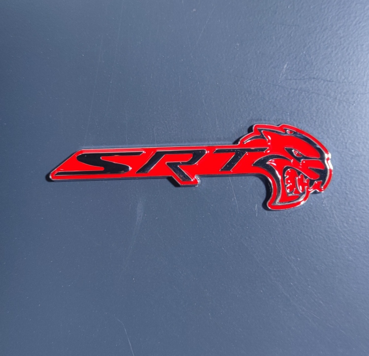 شعار SRT معدني احمر