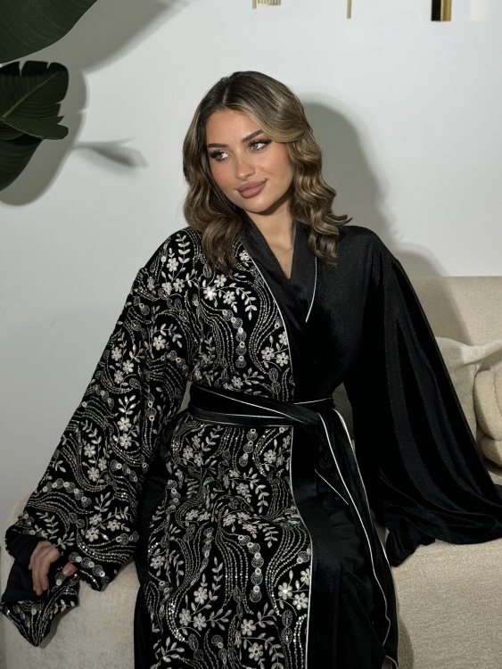جلابية الشيخة ( لون أسود وأبيض ) Open Front Jalabiya With Belt