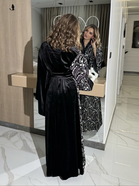 جلابية الشيخة ( لون أسود وأبيض ) Open Front Jalabiya With Belt