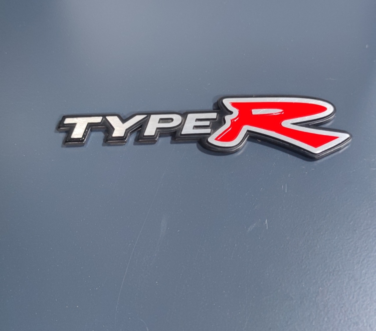 شعار TYPE R معدني