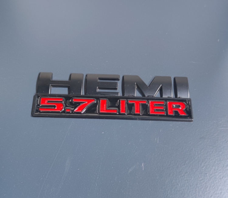 شعار HEMI 5.7 ,معدني 