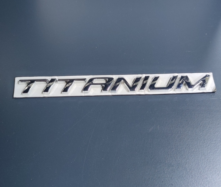 شعار TITANIUM معدني كروم