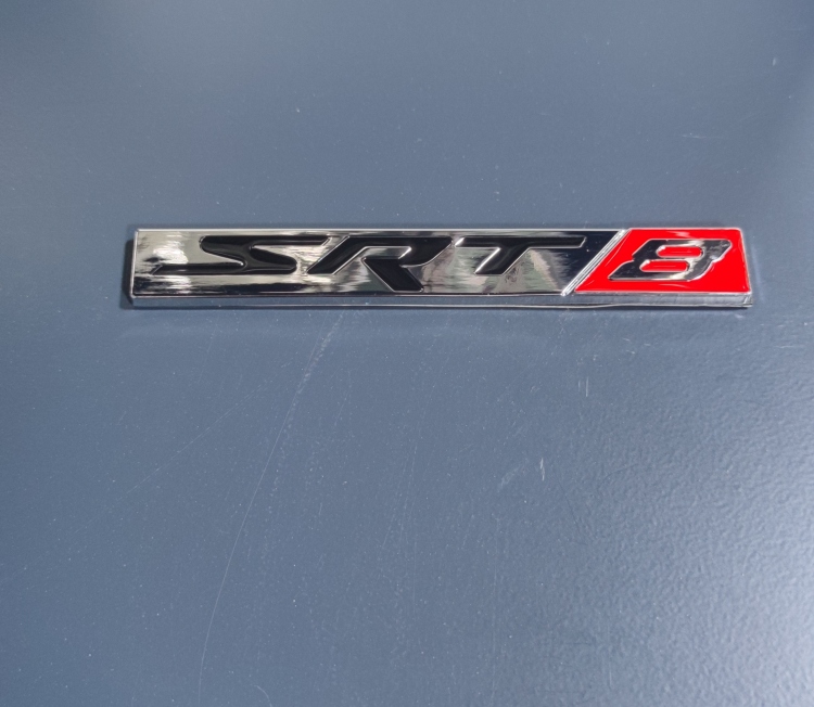 شعار SRT 8 معدني ثقيل