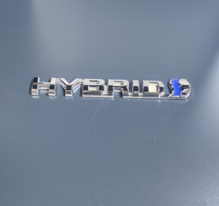 شعار HYBRID معدني كروم
