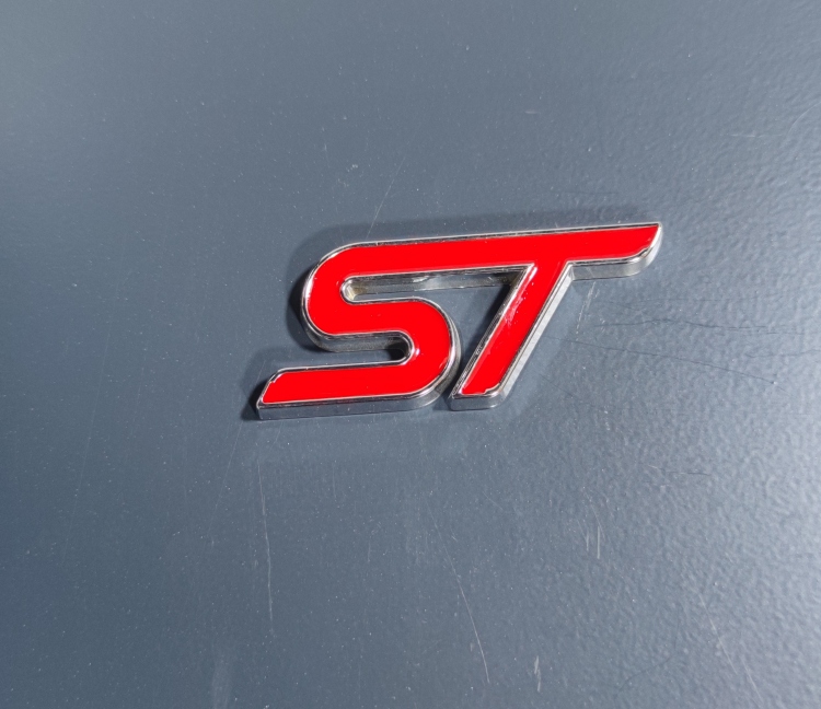 شعار ST معدني 