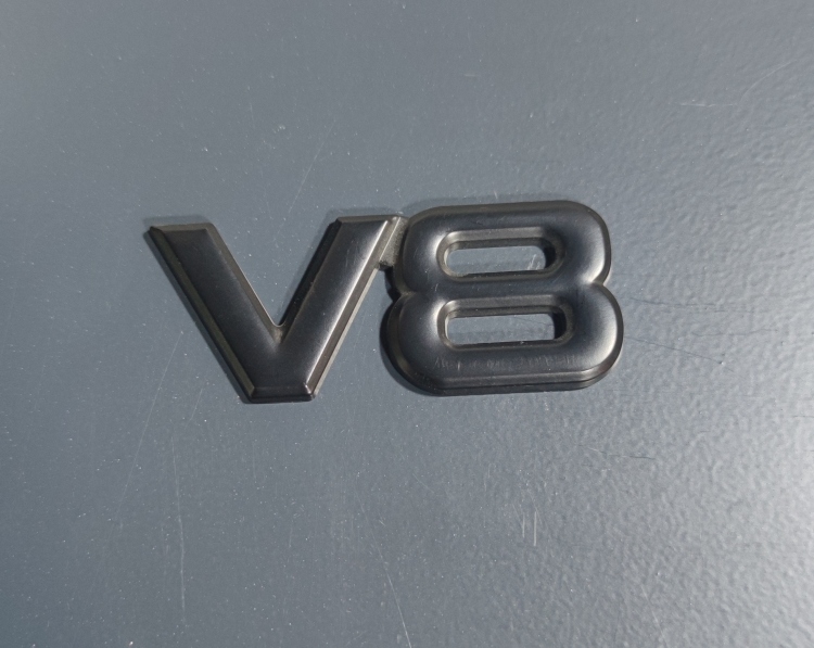 شعار V8 معدني كروم