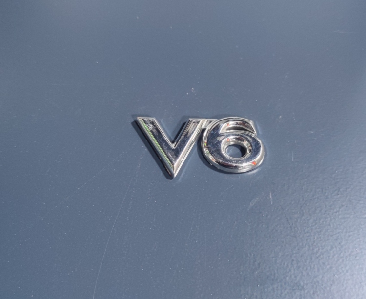 شعار V6 كروم