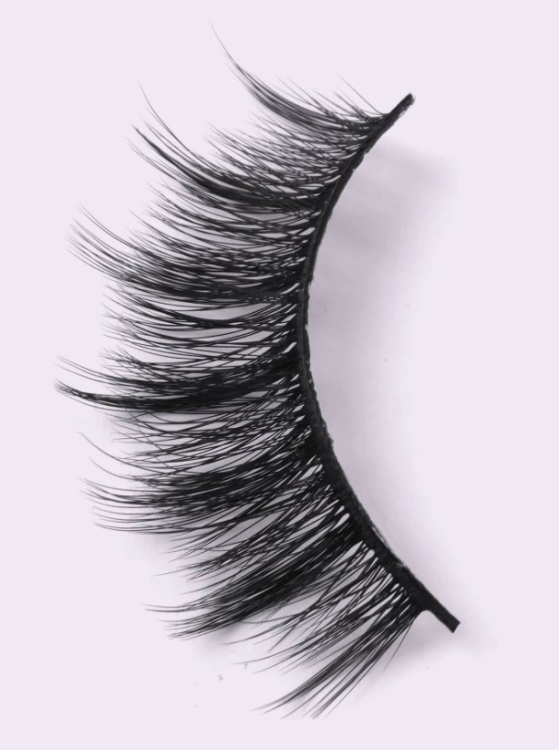 1 pair of false eyelashes رموش صناعية 1 زوج 