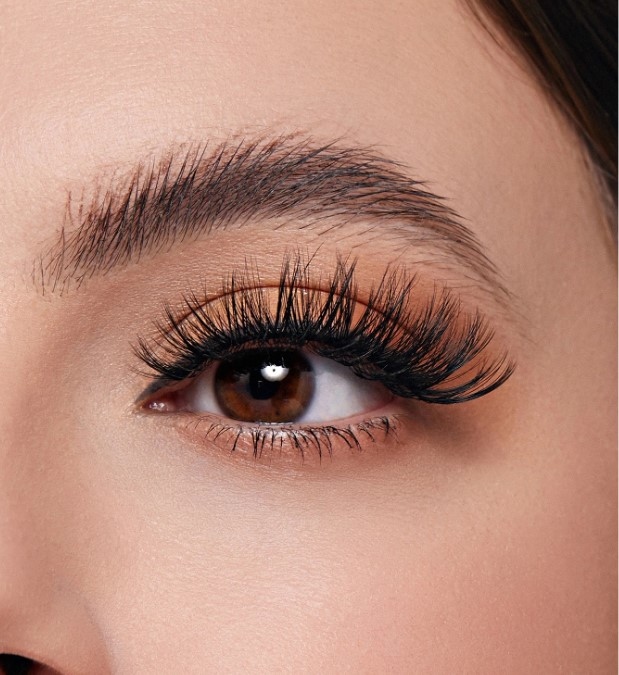 1 pair of false eyelashes رموش صناعية 1 زوج 