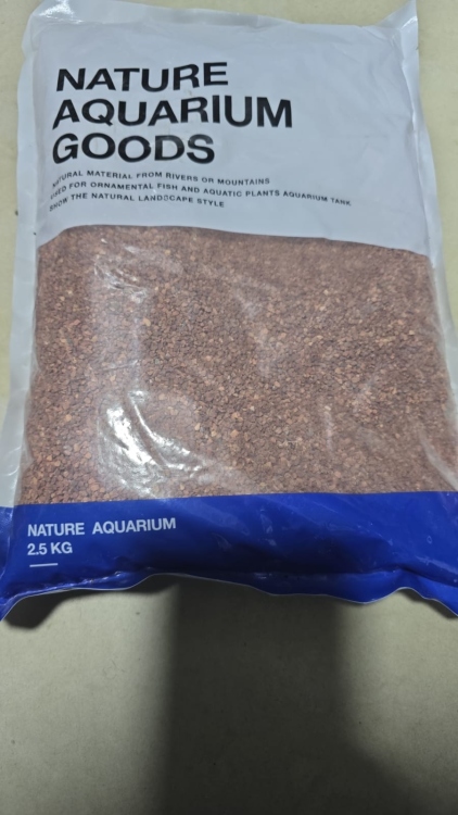 رمل أحمر طبيعي لأحواض أسماك الزينة