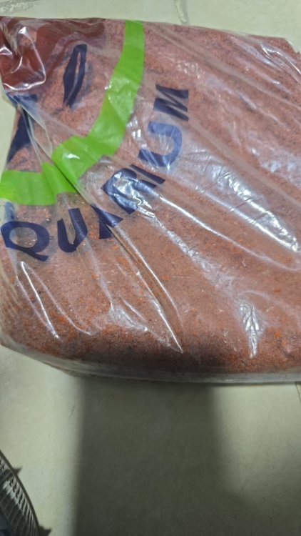 رمل أحمر طبيعي لأحواض أسماك الزينة