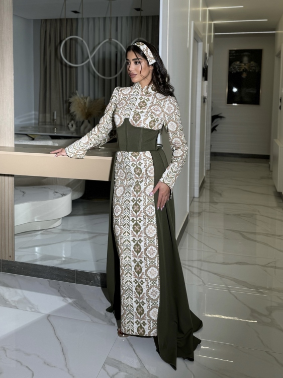 (ثوب الملكة )Queen-style henna dress with a long train