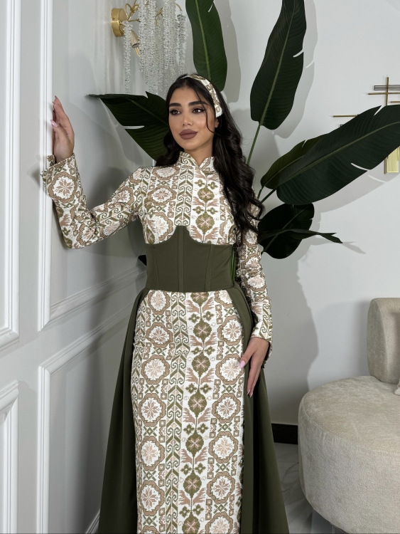 (ثوب الملكة )Queen-style henna dress with a long train
