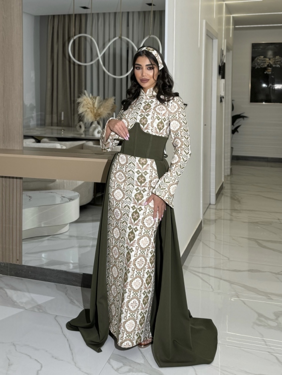 (ثوب الملكة )Queen-style henna dress with a long train