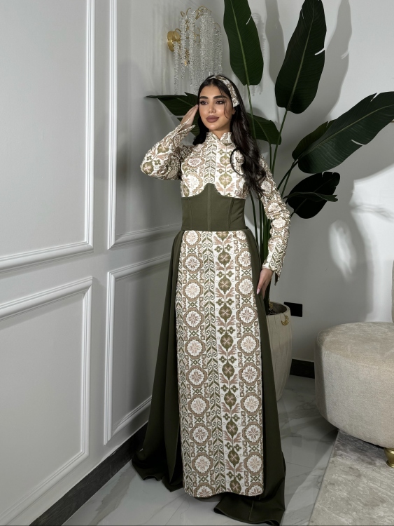 (ثوب الملكة )Queen-style henna dress with a long train