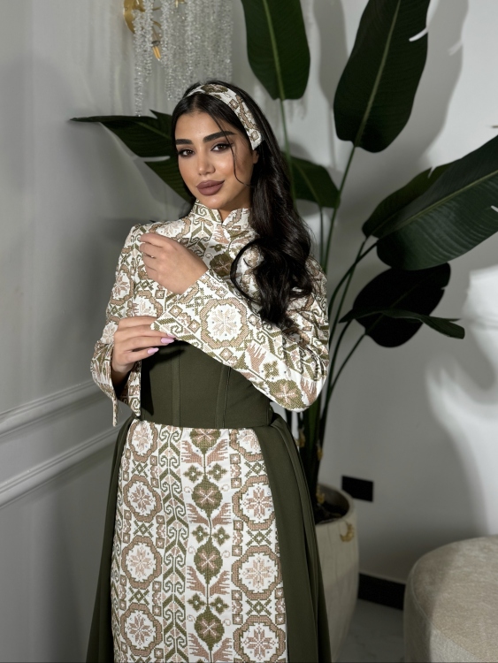 (ثوب الملكة )Queen-style henna dress with a long train