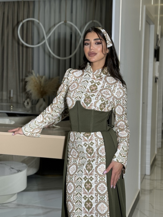 (ثوب الملكة )Queen-style henna dress with a long train