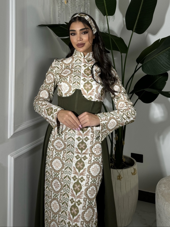 (ثوب الملكة )Queen-style henna dress with a long train