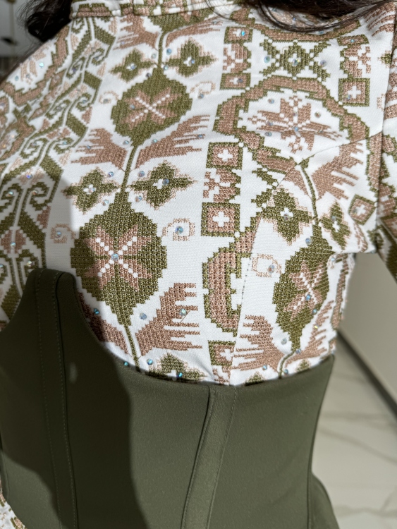 (ثوب الملكة )Queen-style henna dress with a long train