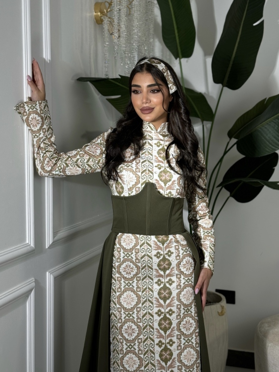 (ثوب الملكة )Queen-style henna dress with a long train