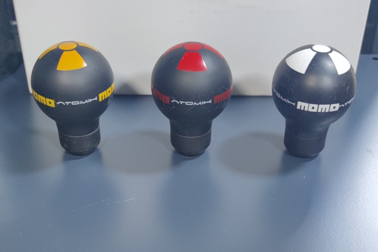 مسكة جير MOMO