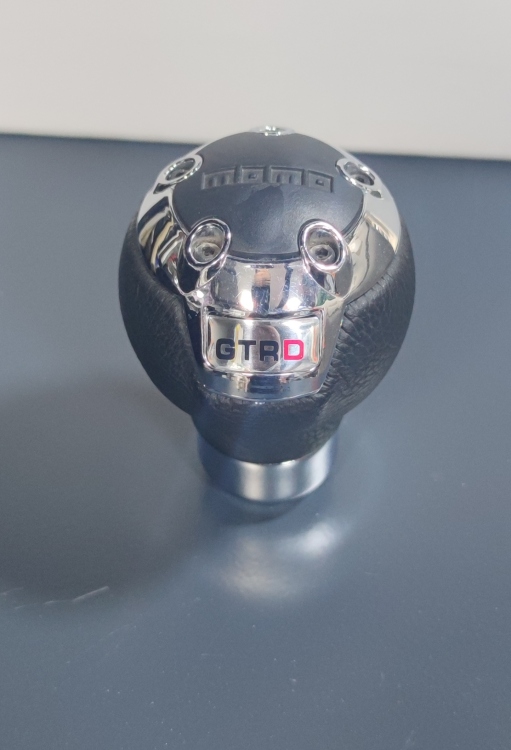 مسكة جير MOMO كروم وجلد