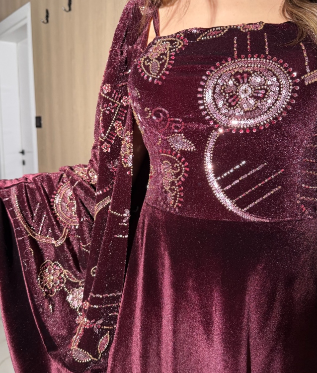 Two-Piece Velvet Dress with Structured Top الجوهره