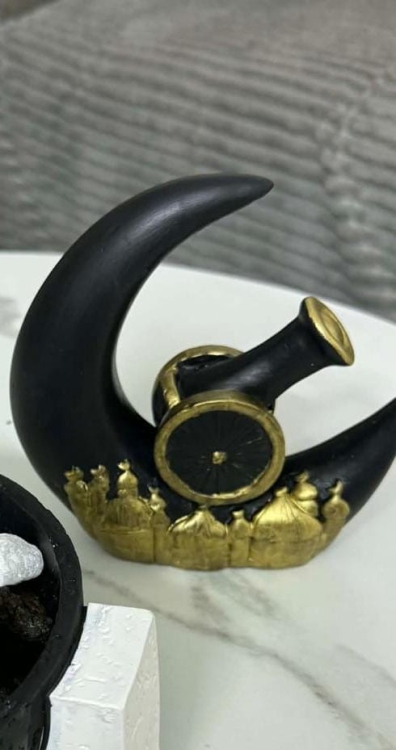 المدفع مع الهلال لون ابيض