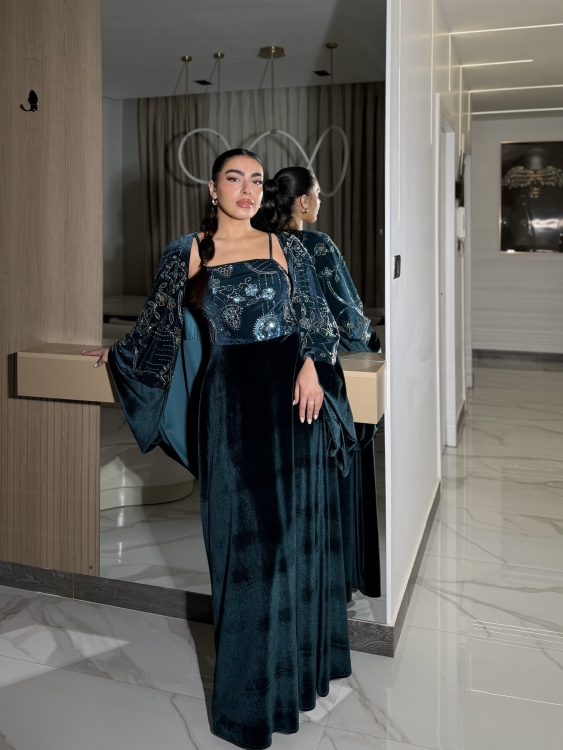 Two-Piece Velvet Dress with Structured Top الجوهرة