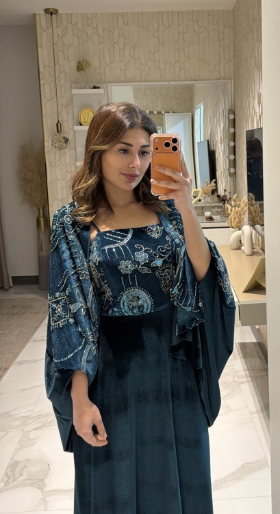 Two-Piece Velvet Dress with Structured Top الجوهرة