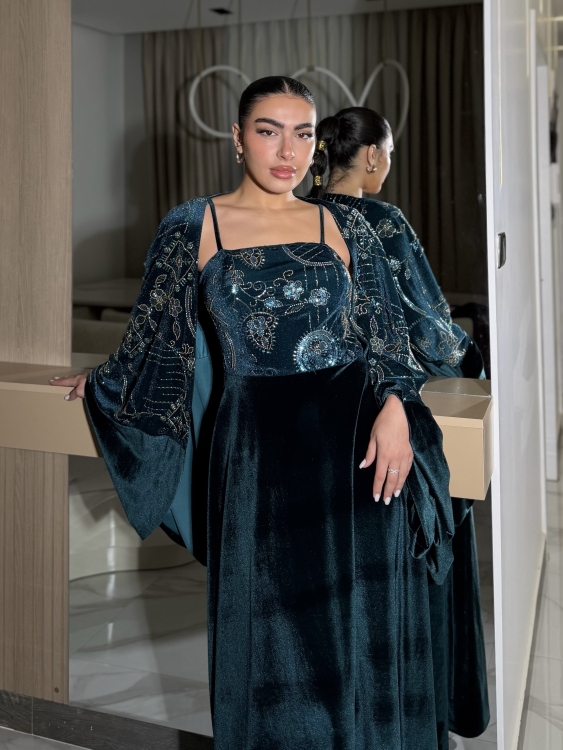 Two-Piece Velvet Dress with Structured Top الجوهرة