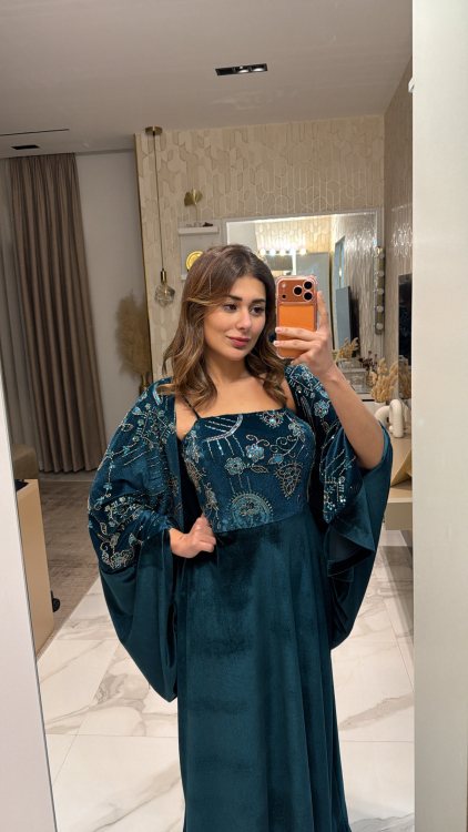 Two-Piece Velvet Dress with Structured Top الجوهرة
