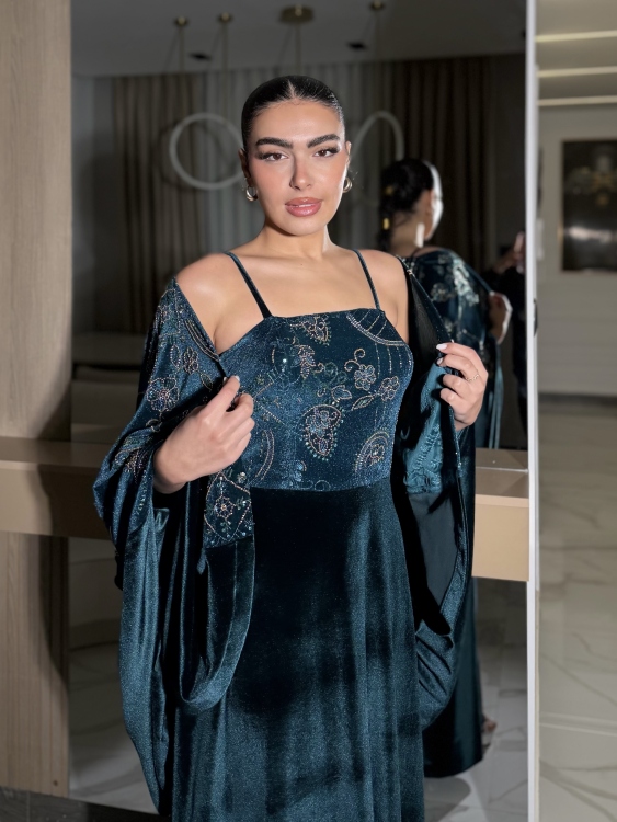 Two-Piece Velvet Dress with Structured Top الجوهرة