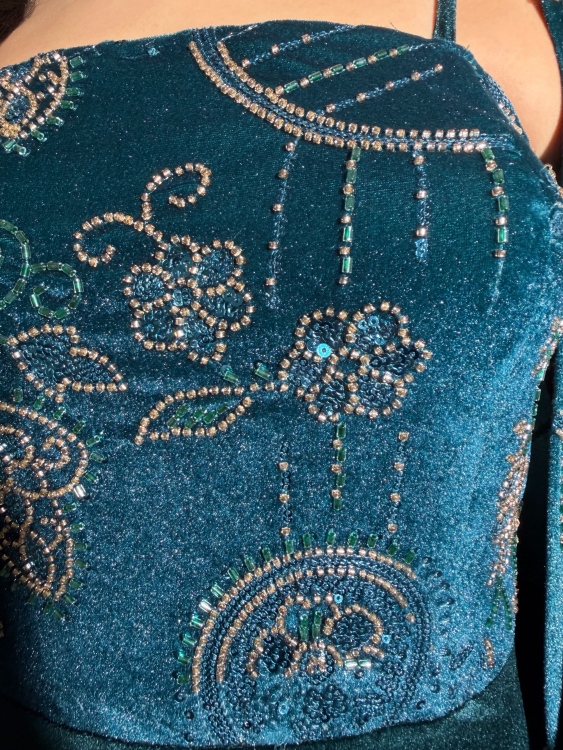 Two-Piece Velvet Dress with Structured Top الجوهرة