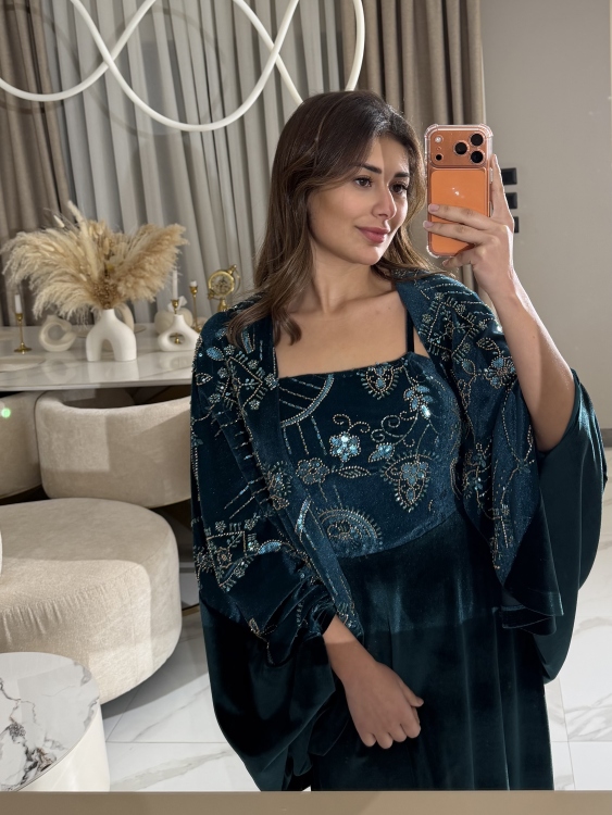 Two-Piece Velvet Dress with Structured Top الجوهرة