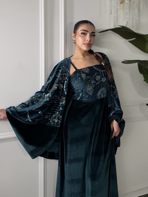 Two-Piece Velvet Dress with Structured Top الجوهرة