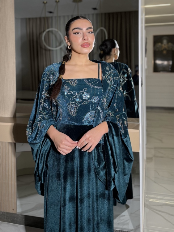 Two-Piece Velvet Dress with Structured Top الجوهرة