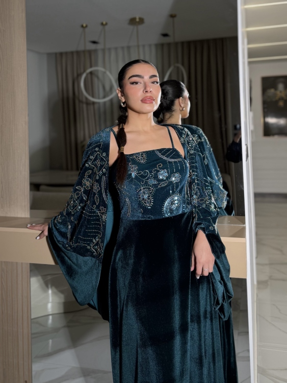 Two-Piece Velvet Dress with Structured Top الجوهرة