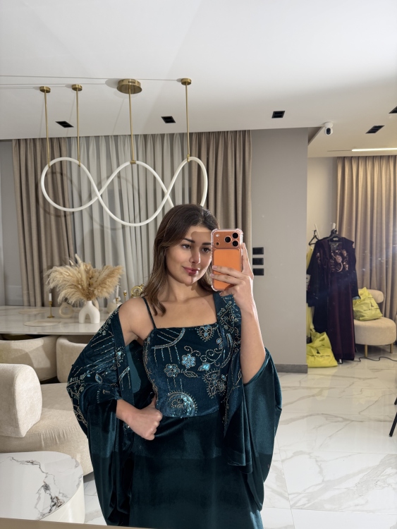 Two-Piece Velvet Dress with Structured Top الجوهرة