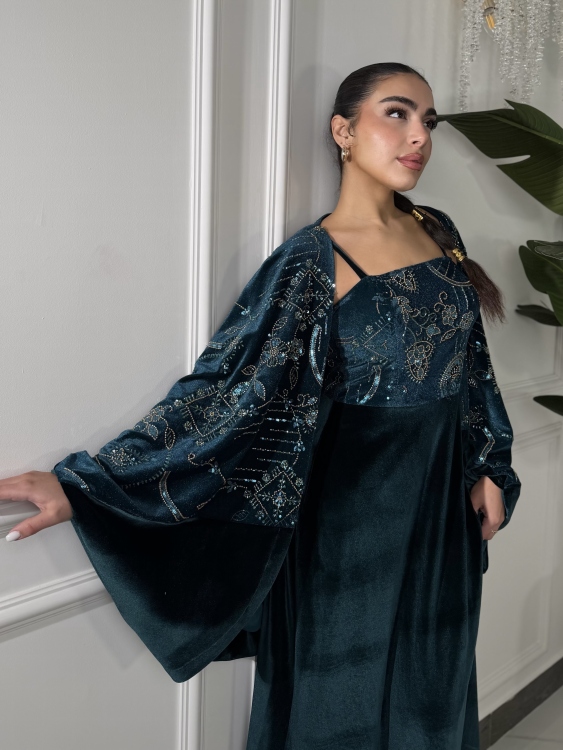 Two-Piece Velvet Dress with Structured Top الجوهرة